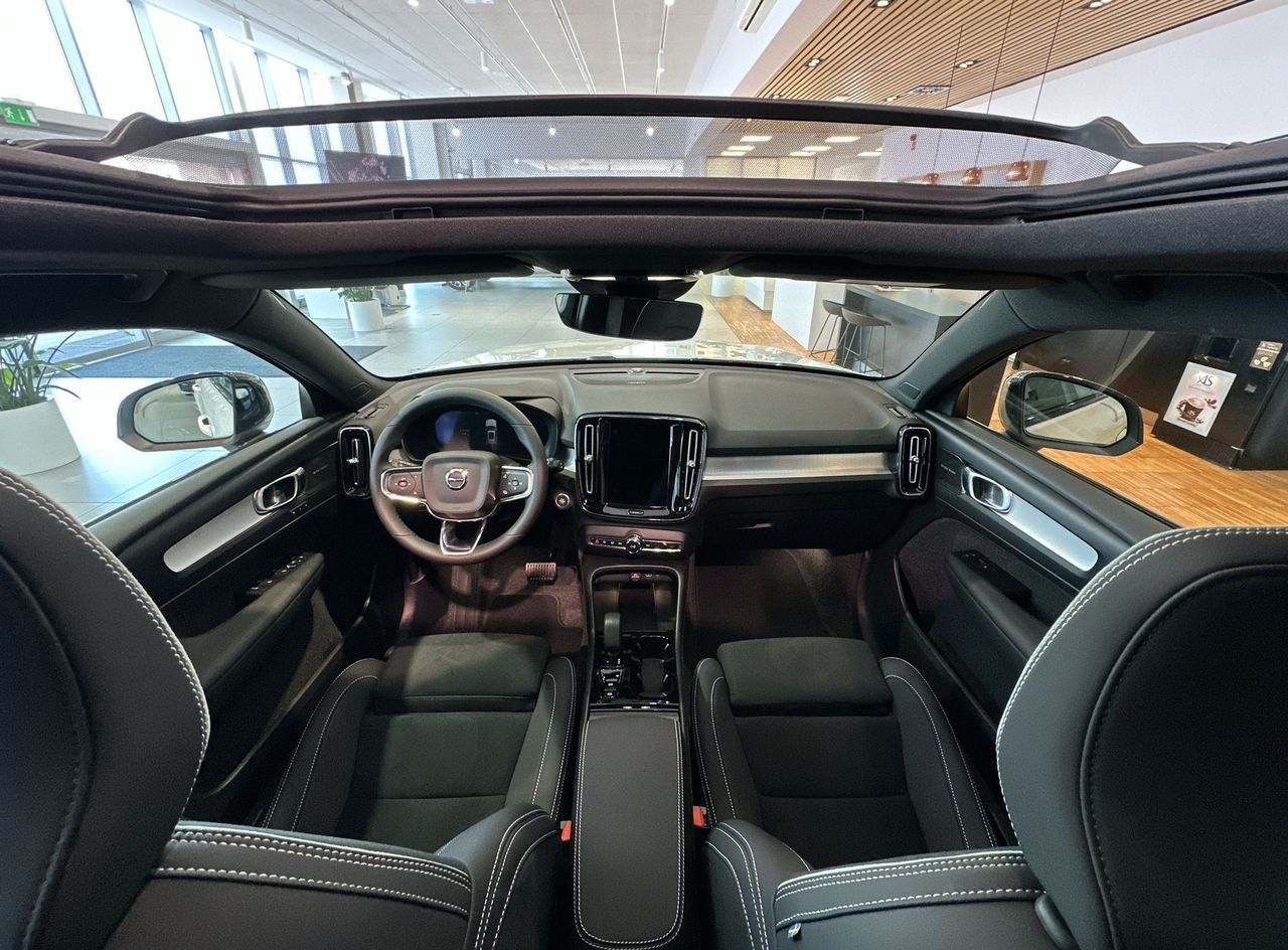 Zunanja slika - Volvo XC40 - B4 P Ultra Black Edition 3 leta garancije + 3 serv - 10