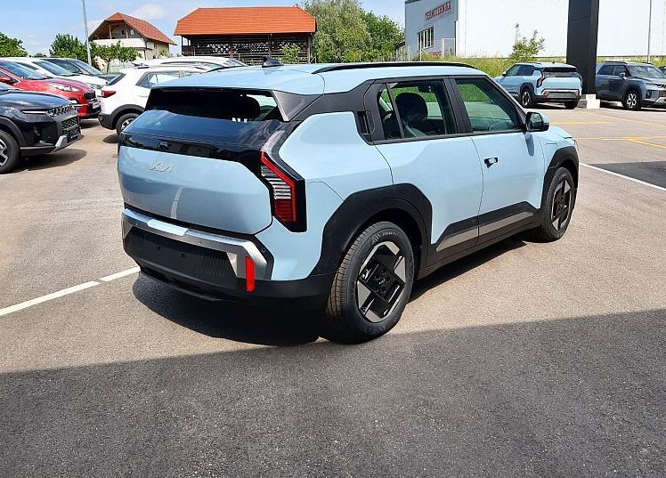 Zunanja slika - KIA EV3 - 58.3 kWh baterija. 150 kW  204 KM  SKAY - 3