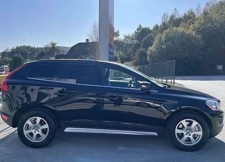 Zunanja slika - Volvo XC60 - DRIVe FWD MOMENTUM REDNO SERVISIRAN... - 4