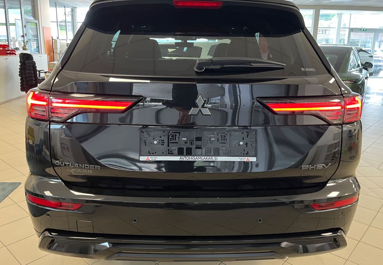 Zunanja slika - Mitsubishi Outlander - Black Edition PHEV 4WD 2.4  Avt. - NA ZALOGI - - 5