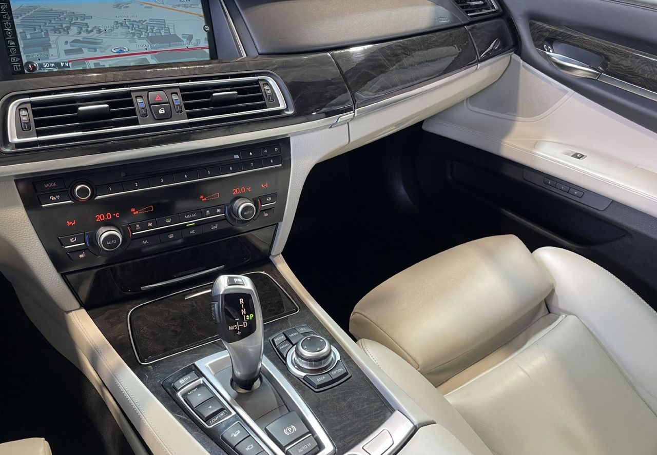 Zunanja slika - BMW Serija 7 - : 750d-xDrive-M OPTIK-NAVIGACIJA-INDIVIDUAL-MEMORY - 7