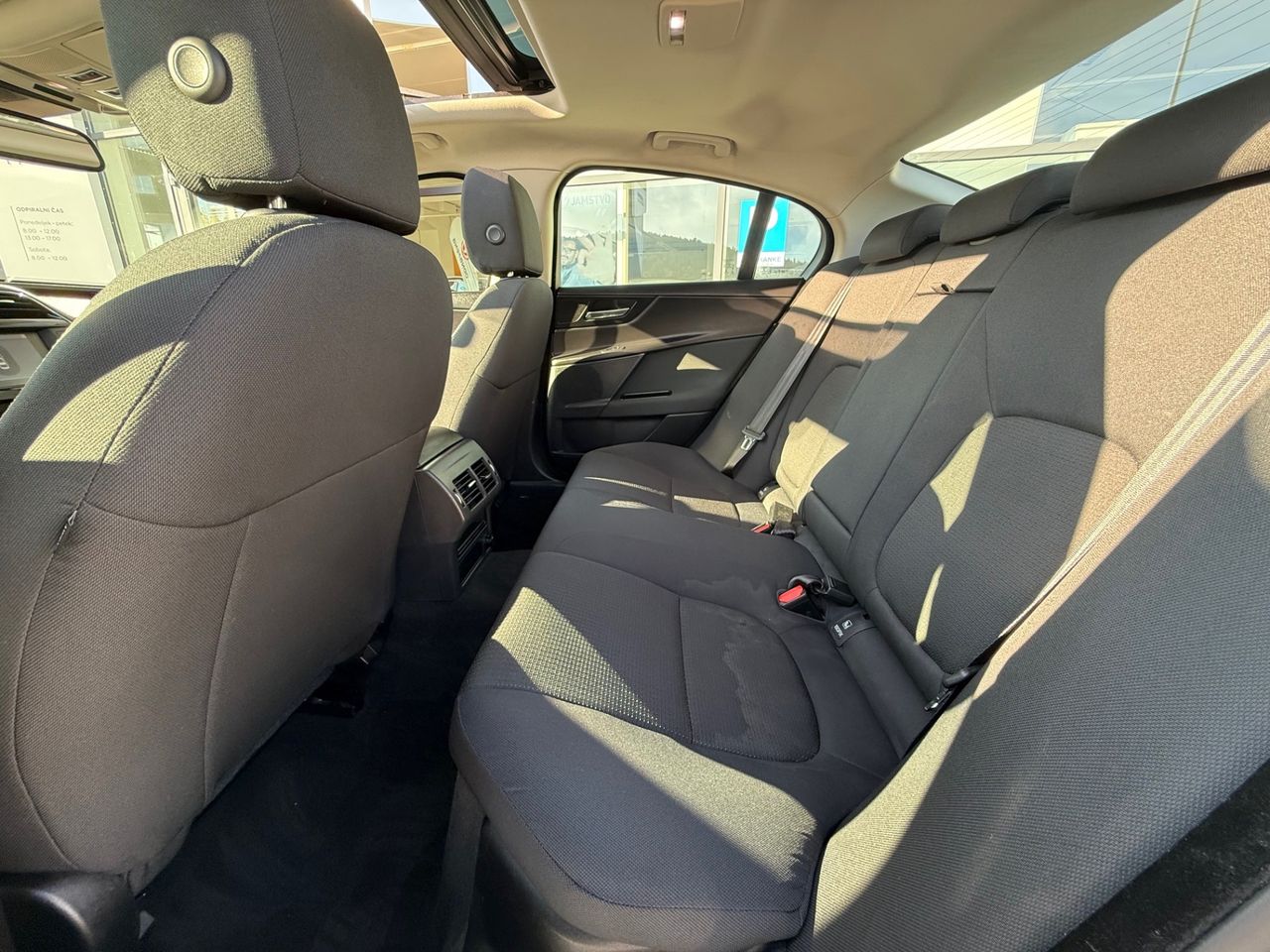 Zunanja slika - Jaguar XE - 2.0D 163HP ZNANA SERVISNA ZGODOVINA +LEPO OHRANJEN - 9