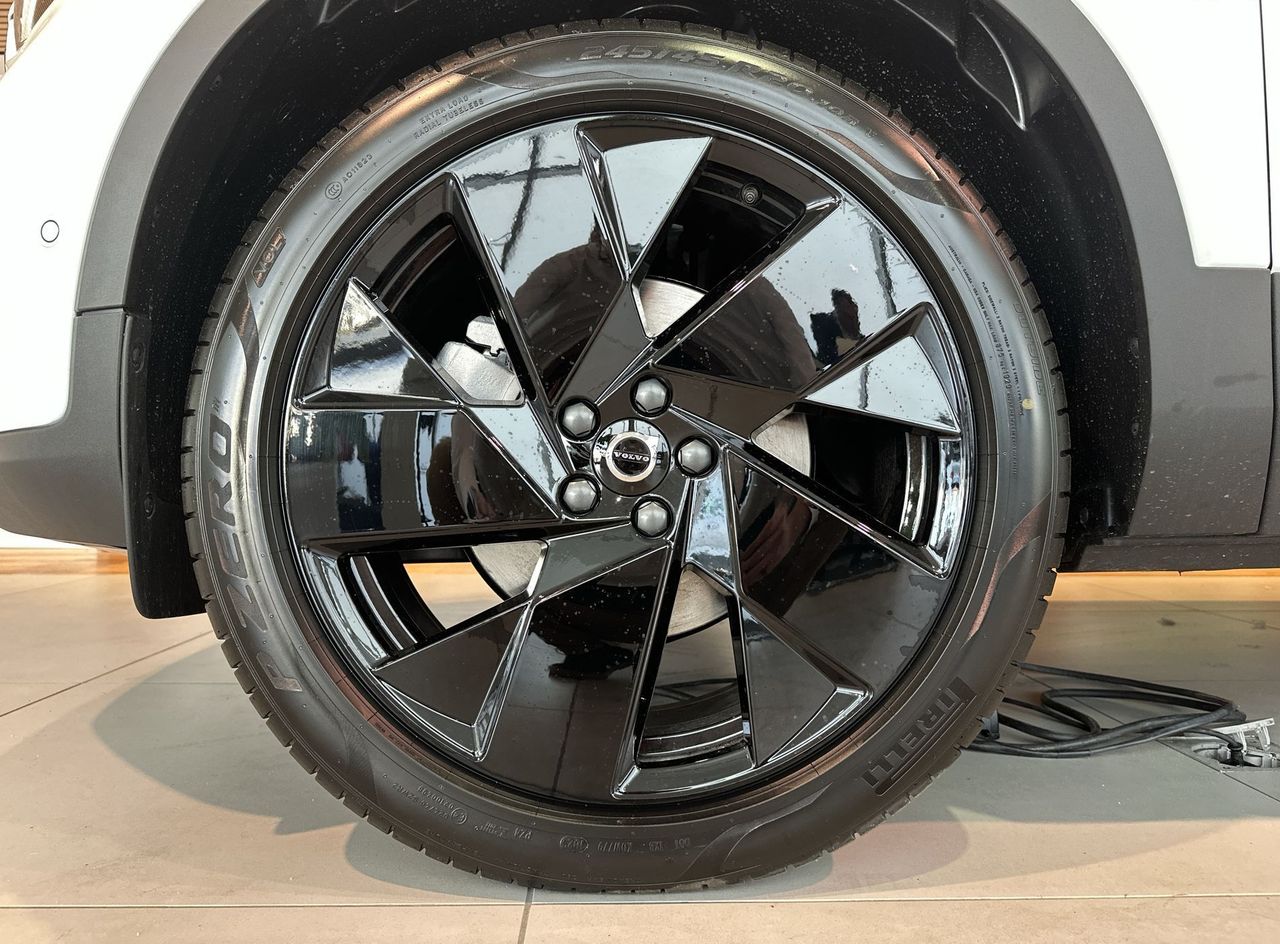 Zunanja slika - Volvo XC40 - B4 P Ultra Black Edition 3 leta garancije + 3 serv - 6