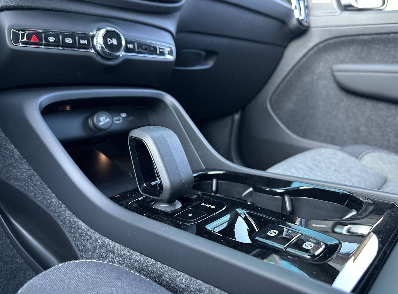 Zunanja slika - Volvo XC40 - B3 P Plus Dark AT DCT 3 leta garancije + 3 servisi - 19