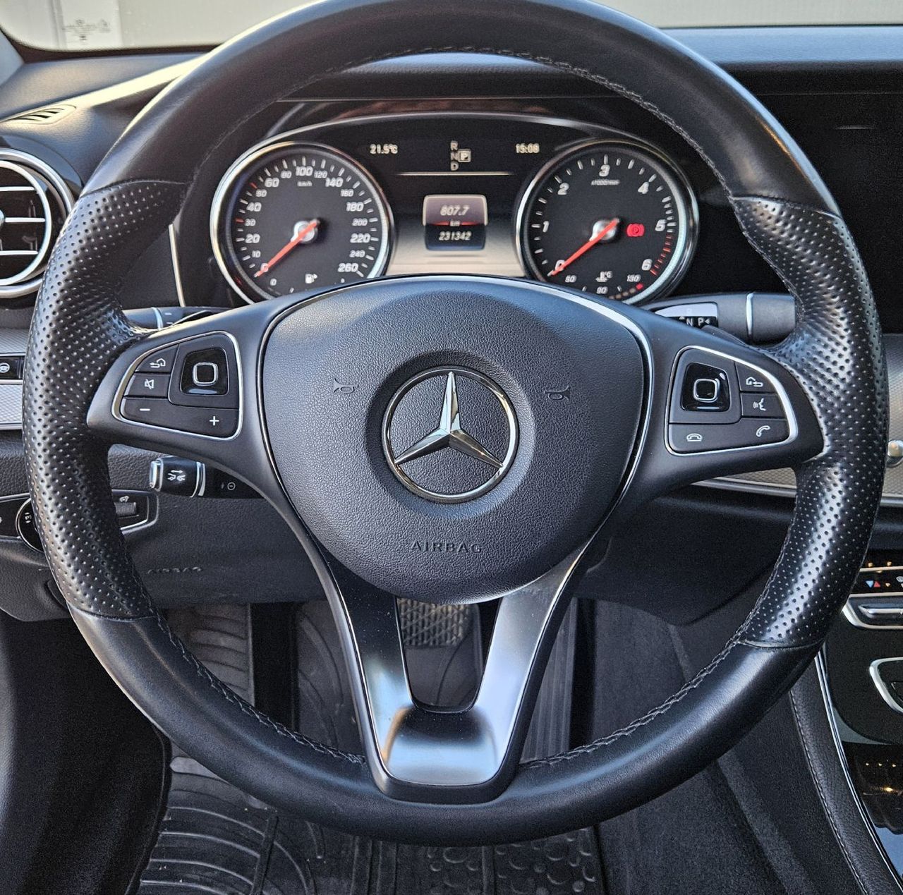 Zunanja slika - Mercedes-Benz E-Razred - E 220 d AMG line+ACC+PANO+MULTIBEAM+USNJE+PRIKLOP+ - 19
