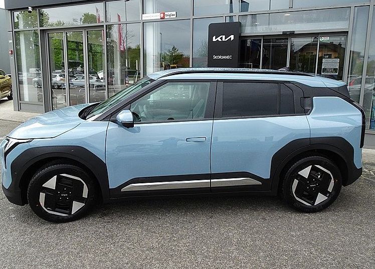 Zunanja slika - KIA EV3 - 58.3 kWh baterija. 150 kW  204 KM  Sky NA ZALOGI - 3