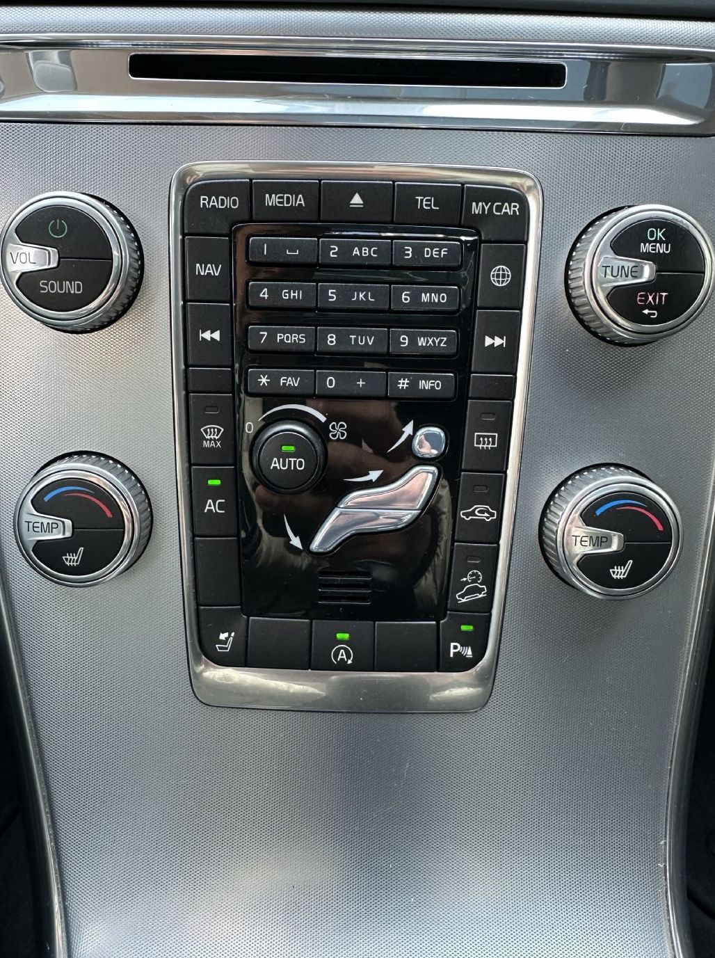 Zunanja slika - Volvo XC60 - D4 A AWD  Momentum-PANORAMA+GRET.SEDEŽEV-BIXENON - 10