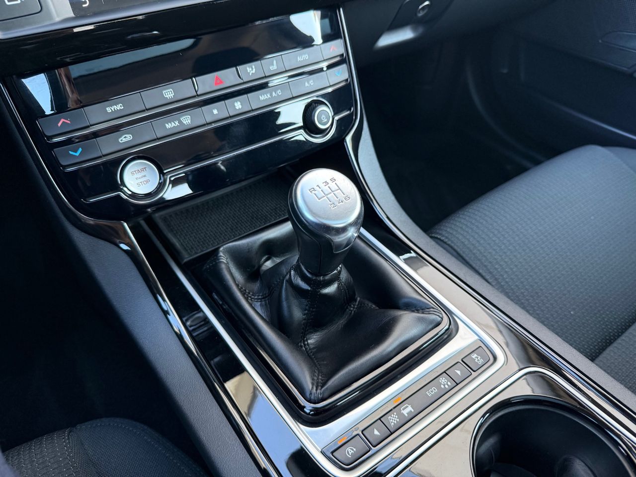 Zunanja slika - Jaguar XE - 2.0D 163HP ZNANA SERVISNA ZGODOVINA +LEPO OHRANJEN - 12