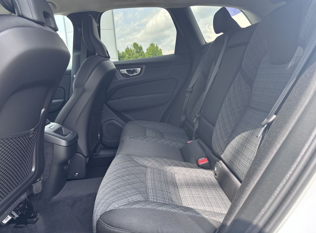 Zunanja slika - Volvo XC60 - B5P  Core AT AWD 3 leta garancije + 3 servisi - 8