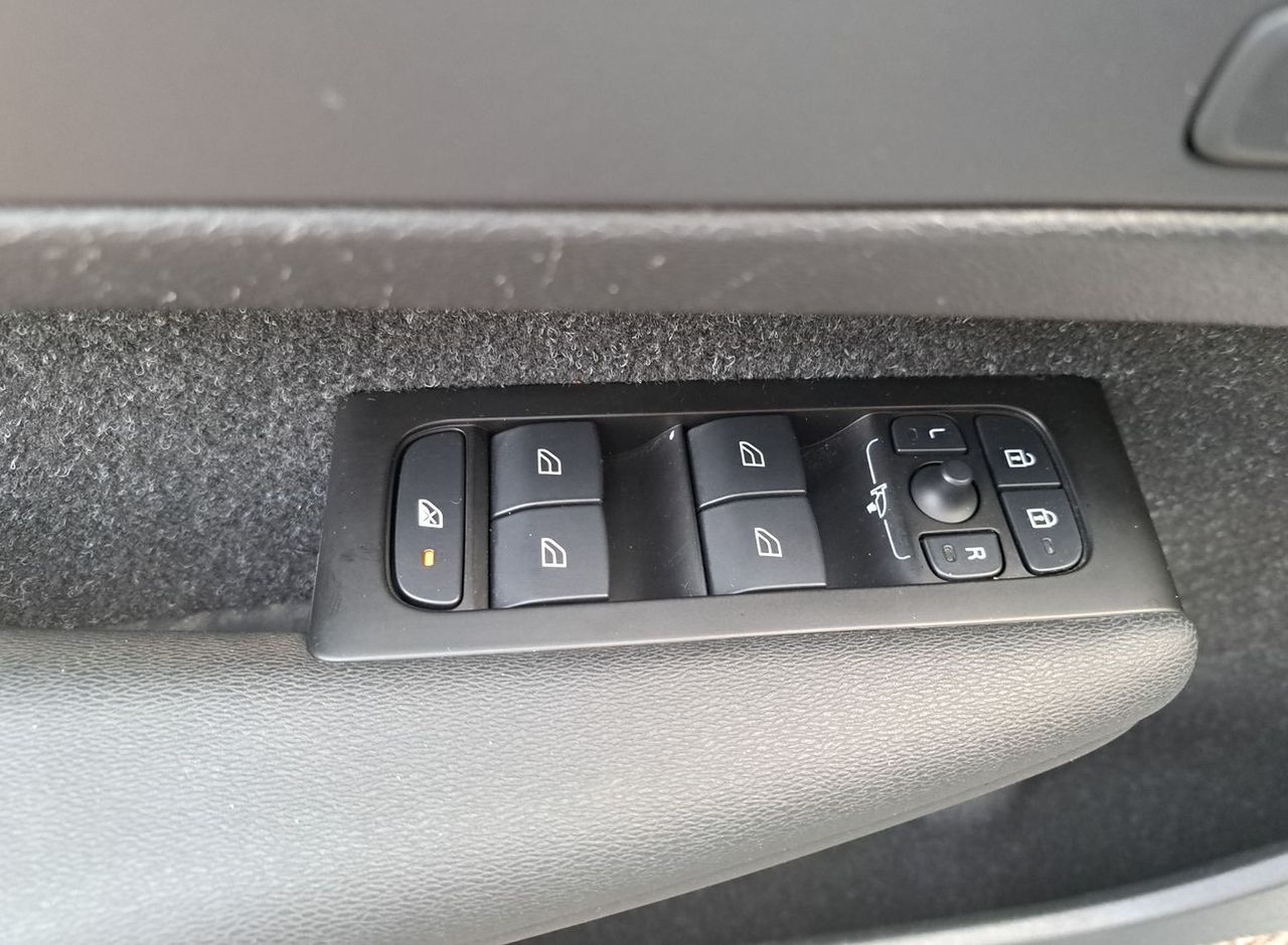 Zunanja slika - Volvo XC40 - T3 AUT R-Design Z ENOLETNIM JAMSTVOM - 8