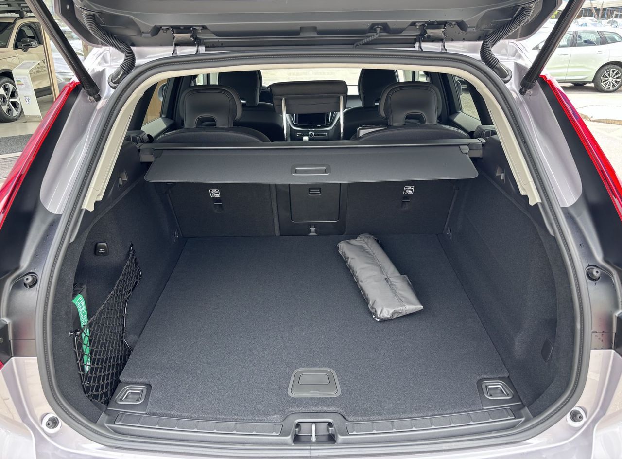 Zunanja slika - Volvo XC60 - B5P  Core AT AWD 3 leta garancije + 3 servisi - 6