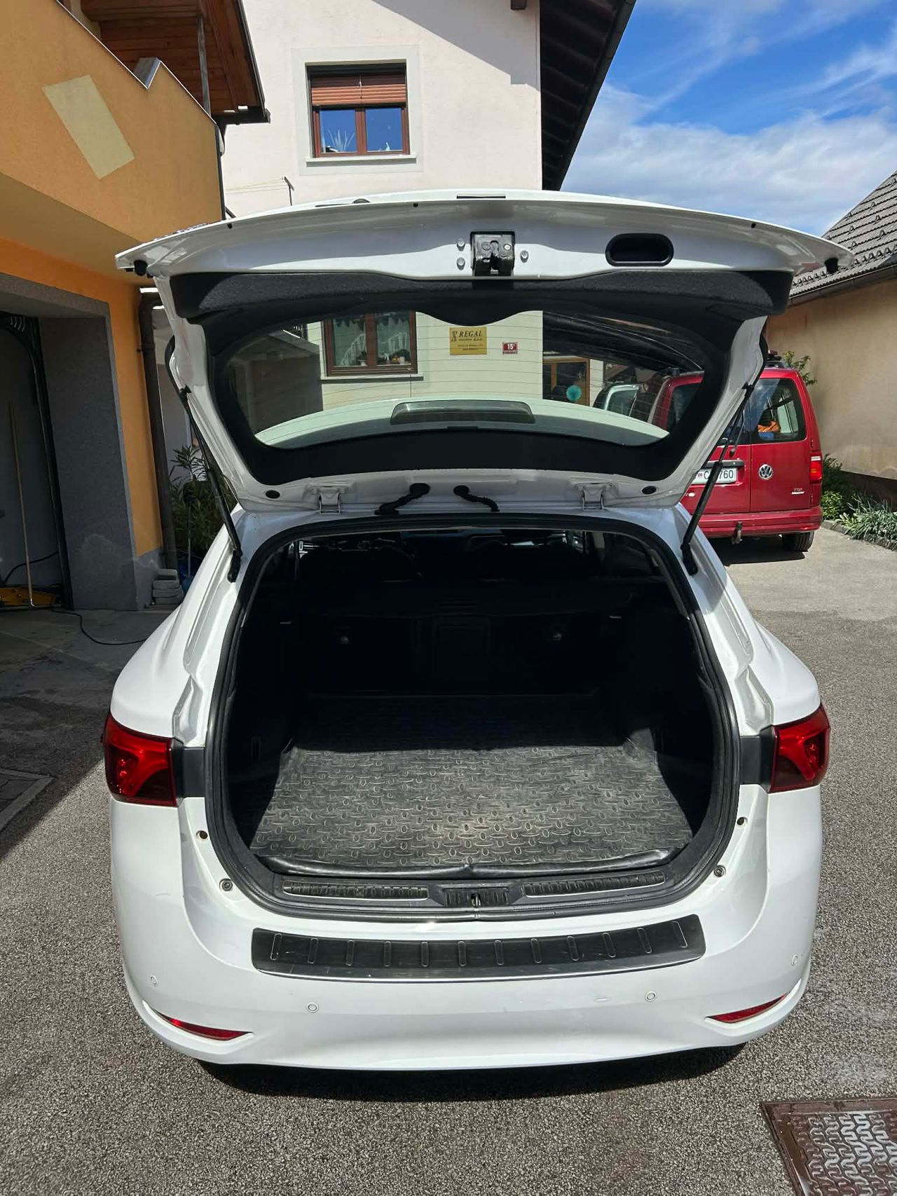 Notranja slika - Toyota Avensis - Wagon 2,0 D-4D Sol - 7