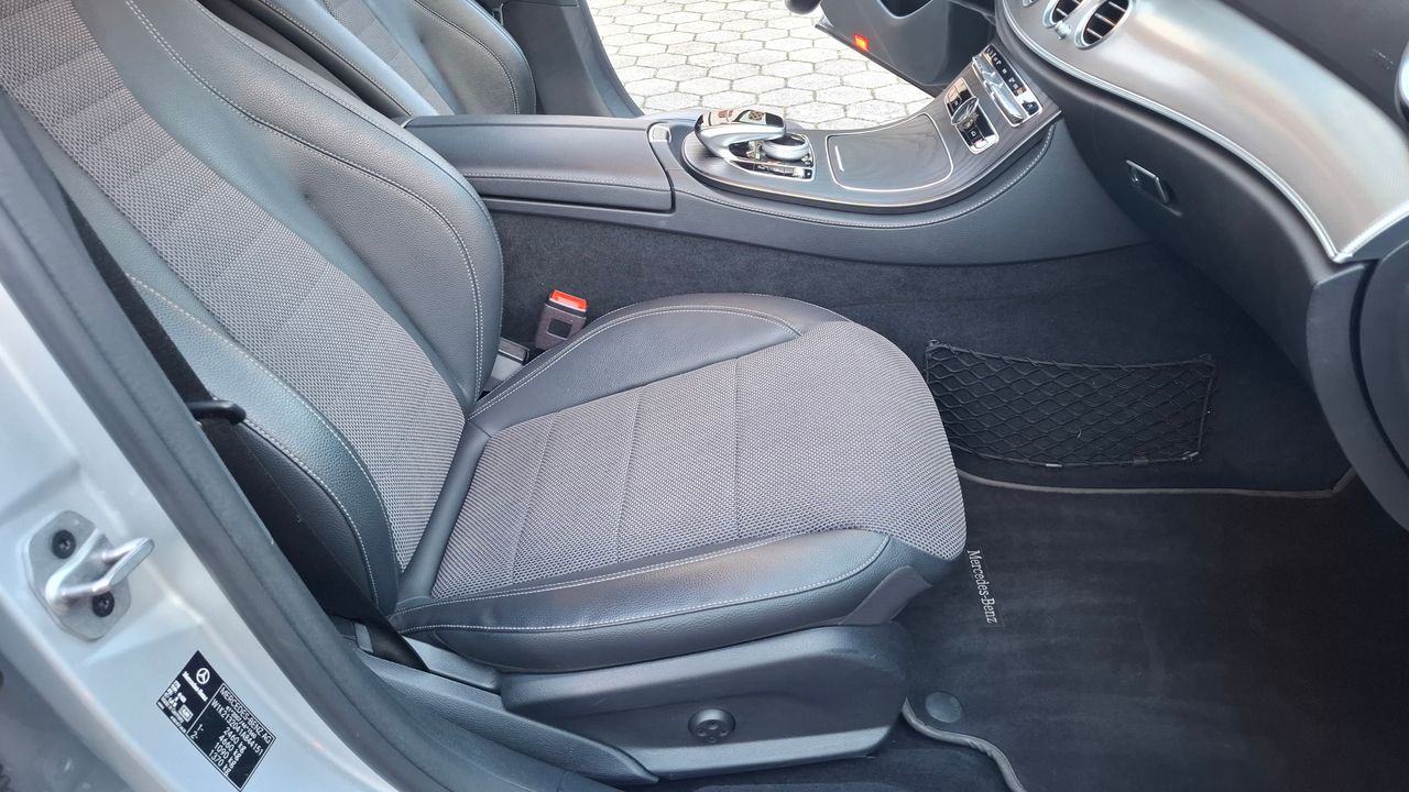 Notranja slika - Mercedes-Benz E-Razred - E 220 d T AMG Line Avt. - 6