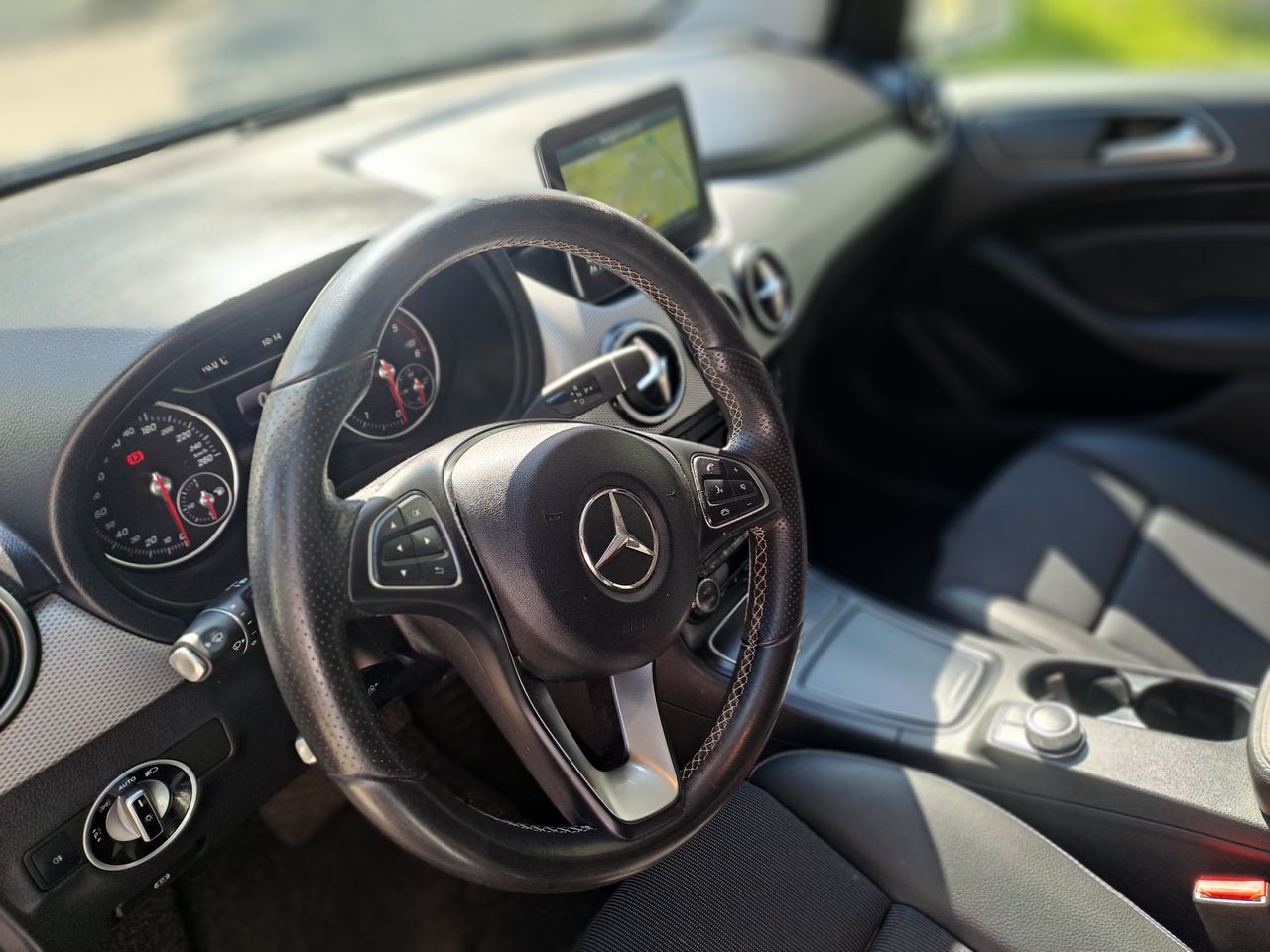 Notranja slika - Mercedes-Benz B-Razred - B200D 4 MATIC URBAN - 8