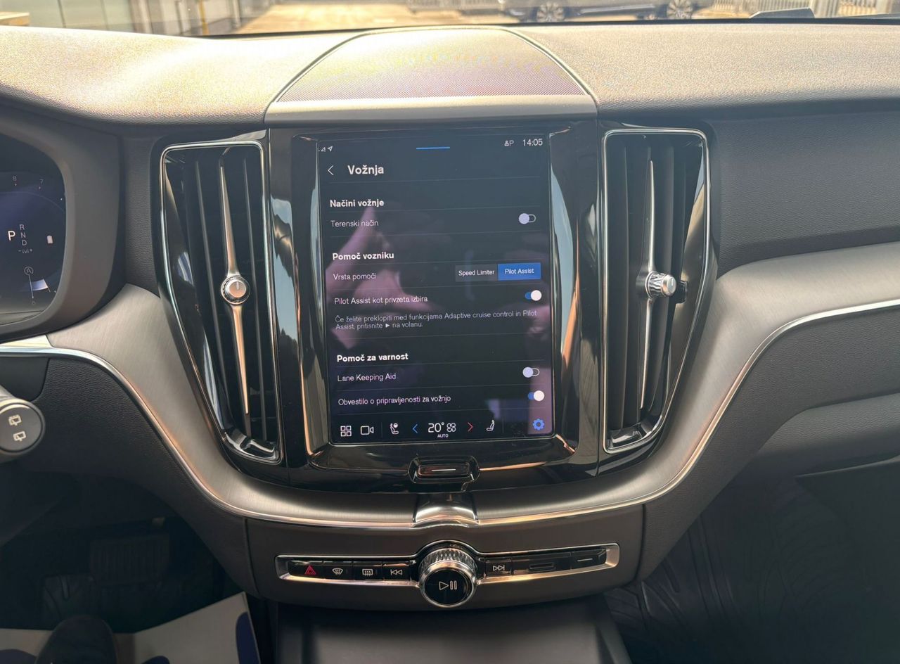 Zunanja slika - Volvo XC60 - B4P Momentum PRO AT FWD KAMERA-GRETJE.SED.-DAB+ - 13