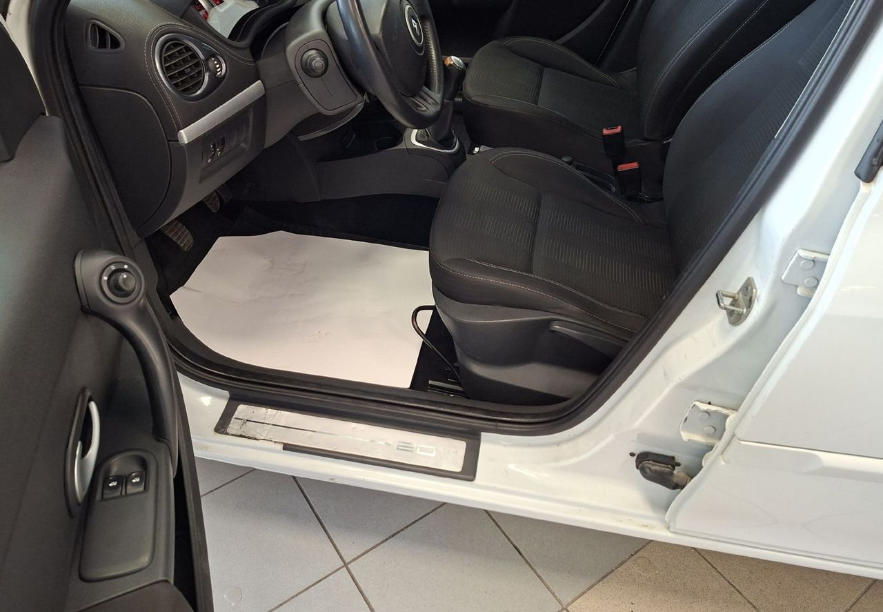 Zunanja slika - Renault Clio - Authentique 1.2 16V 5v-HITRI KREDIT- - 13