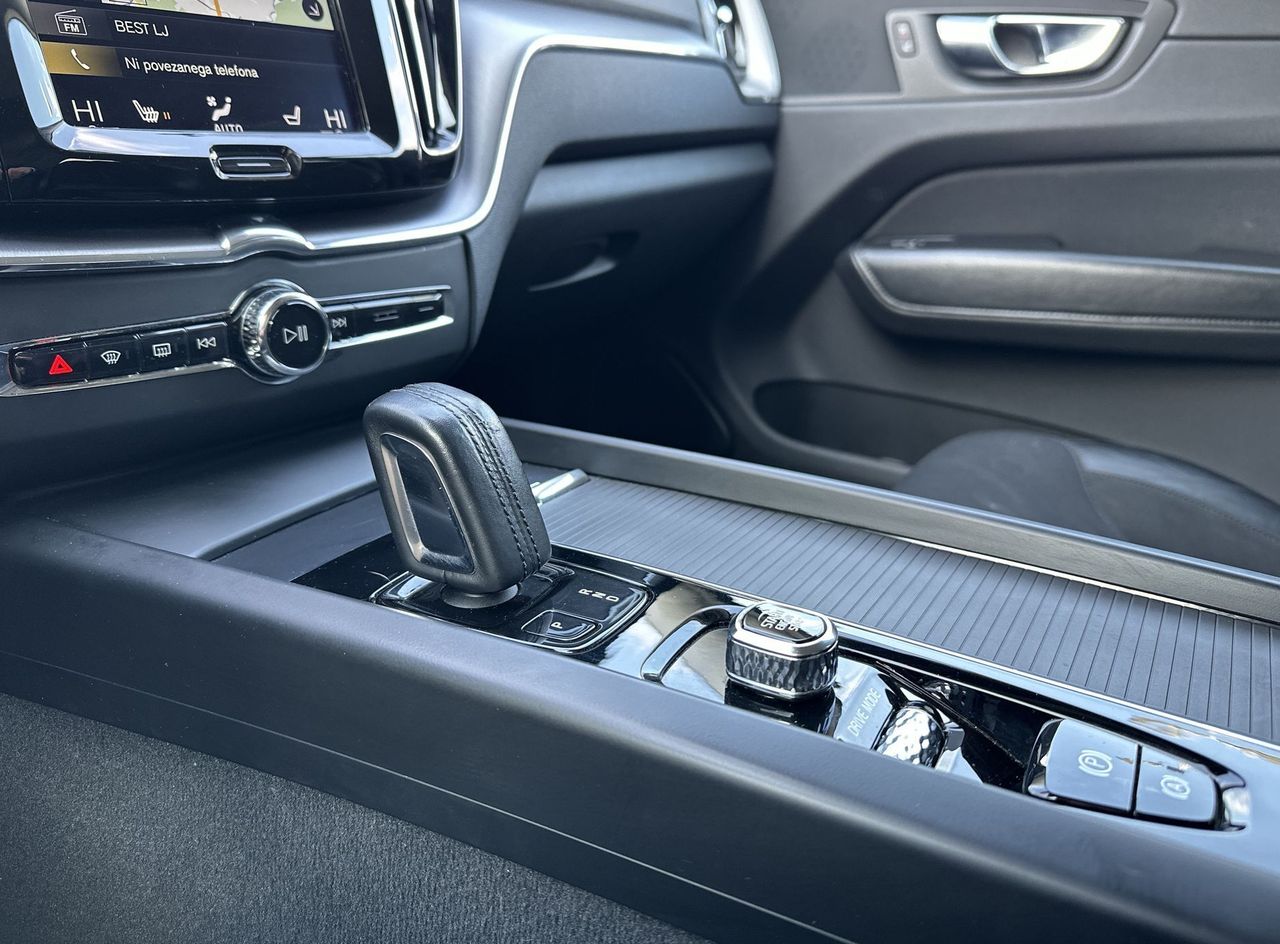 Zunanja slika - Volvo XC60 - B4 D AWD AUT Momentum - 11