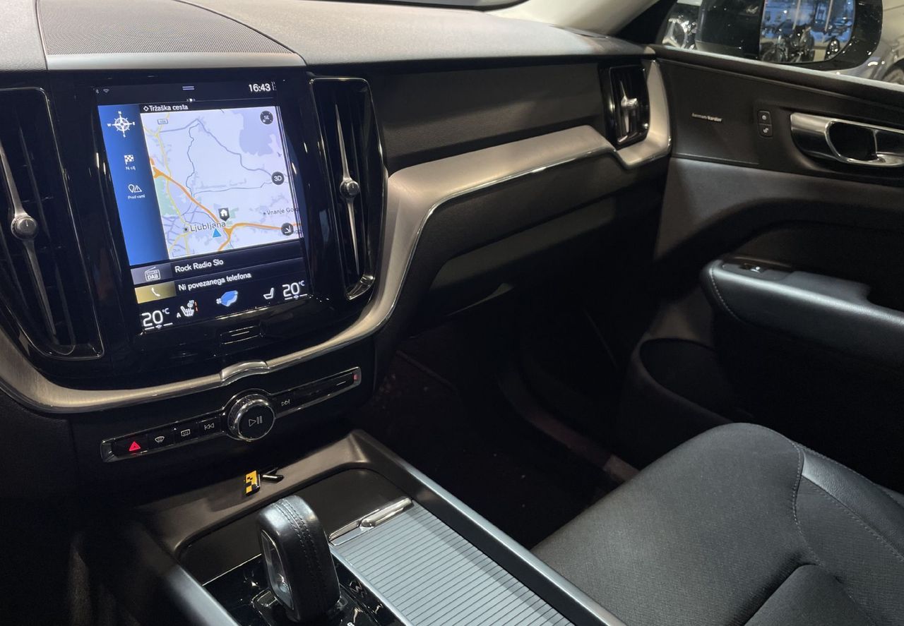 Zunanja slika - Volvo XC60 - T8-R DESIGN-PANO-NAVI-ZRAČNO-RADAR-360KAMERA-LED - 10