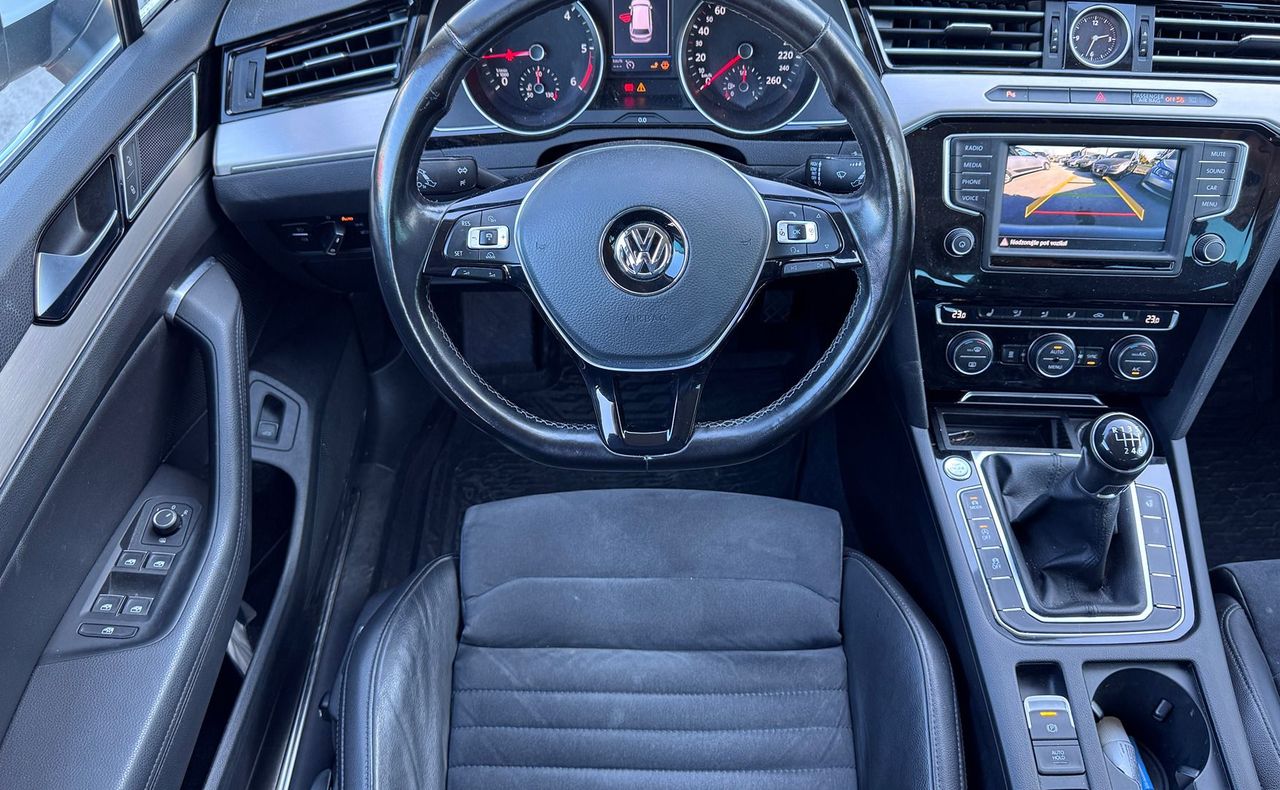 Zunanja slika - VW Passat - Variant 2.0TDI R line BT Navi Kljuka LED Alu Gretjesed x4 - 8