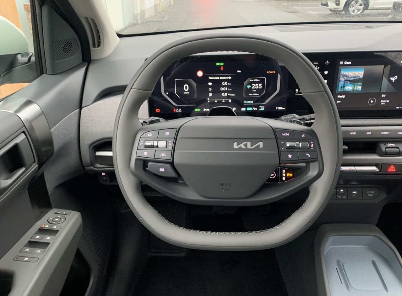 Zunanja slika - KIA EV3 - 58.3 kWh baterija. 150 kW  204 KM  Air - 15