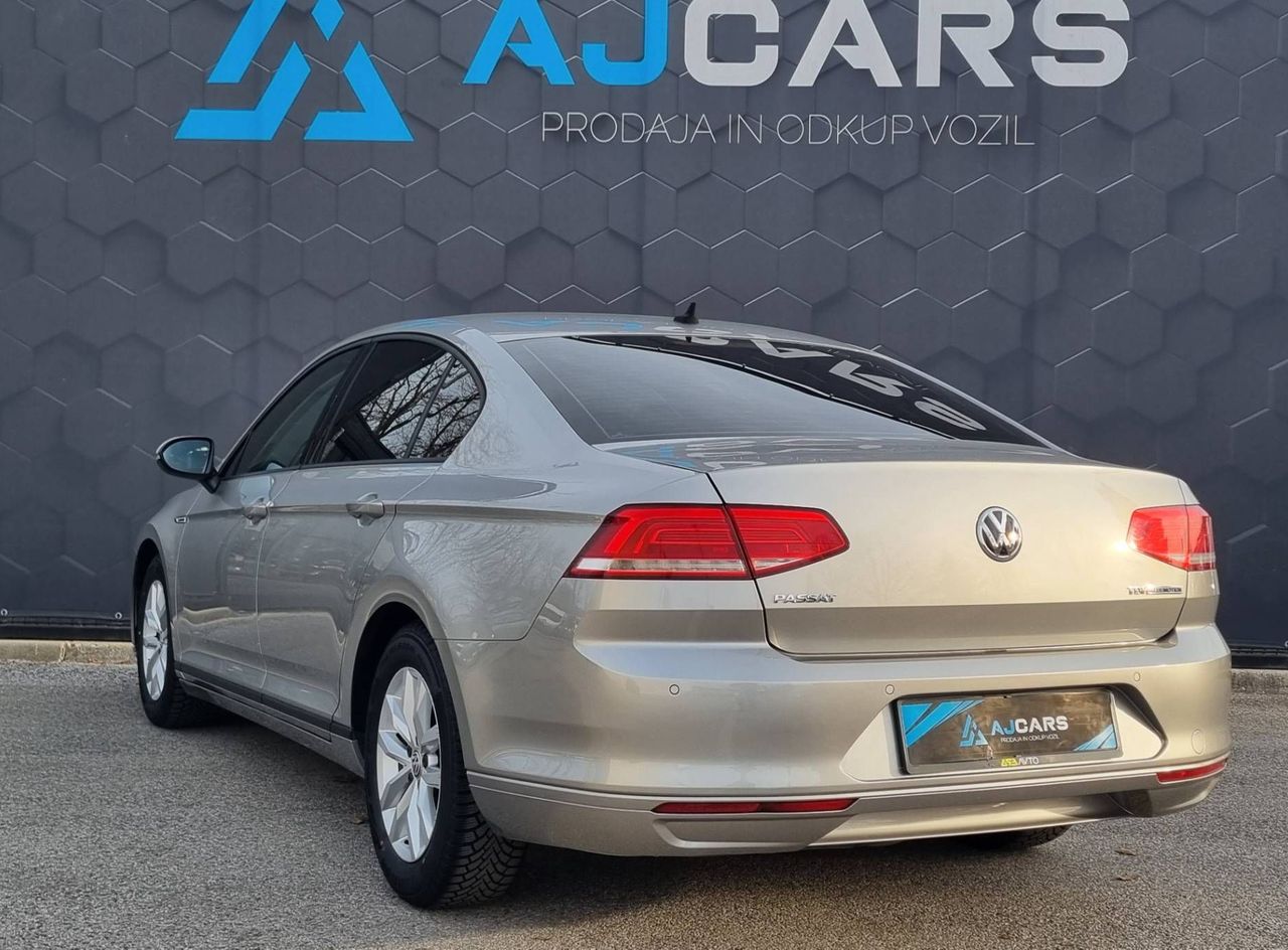 Zunanja slika - VW Passat - 1.6 TDI BMT Comfortline-2XPDC-Navi-Temp-Alu - 5