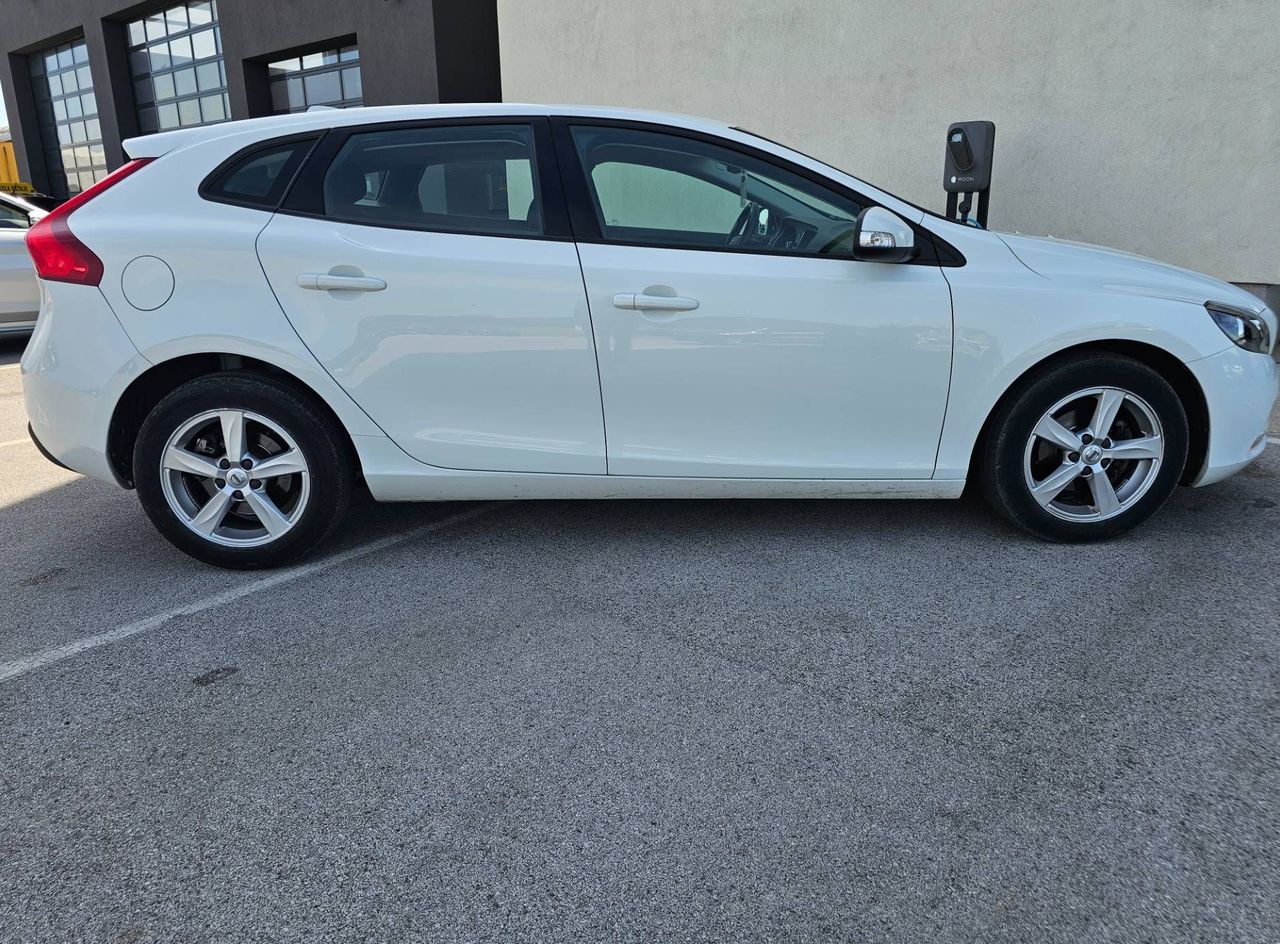 Zunanja slika - Volvo V40 - D2 Kinetic - 7