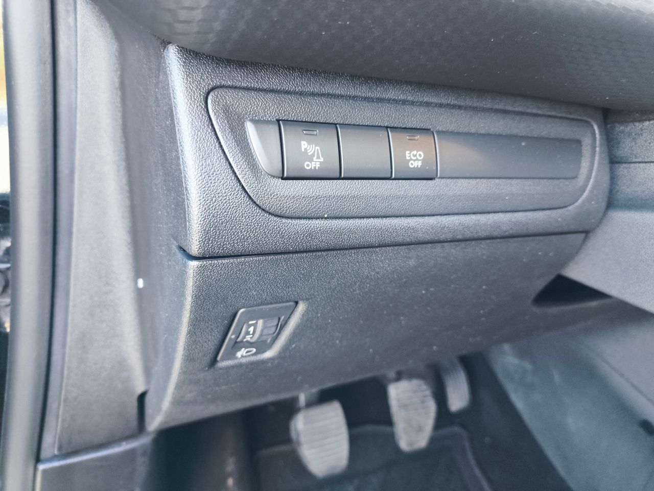 Notranja slika - Peugeot - 2008 1,2 PureTech 82 Style - 8