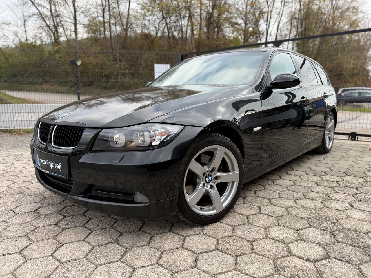 Zunanja slika - BMW Serija 1 - 320d | Usnje | Navi | TOP OHRANJEN - 1