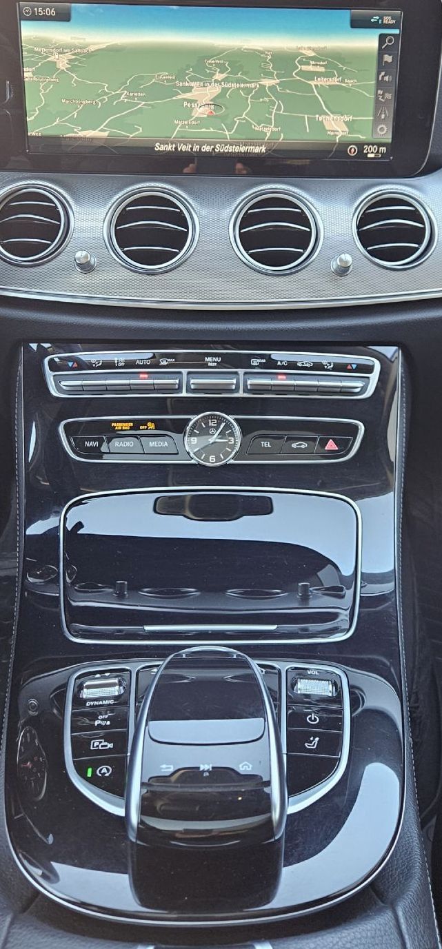 Zunanja slika - Mercedes-Benz E-Razred - E 220 d AMG line+ACC+PANO+MULTIBEAM+USNJE+PRIKLOP+ - 10