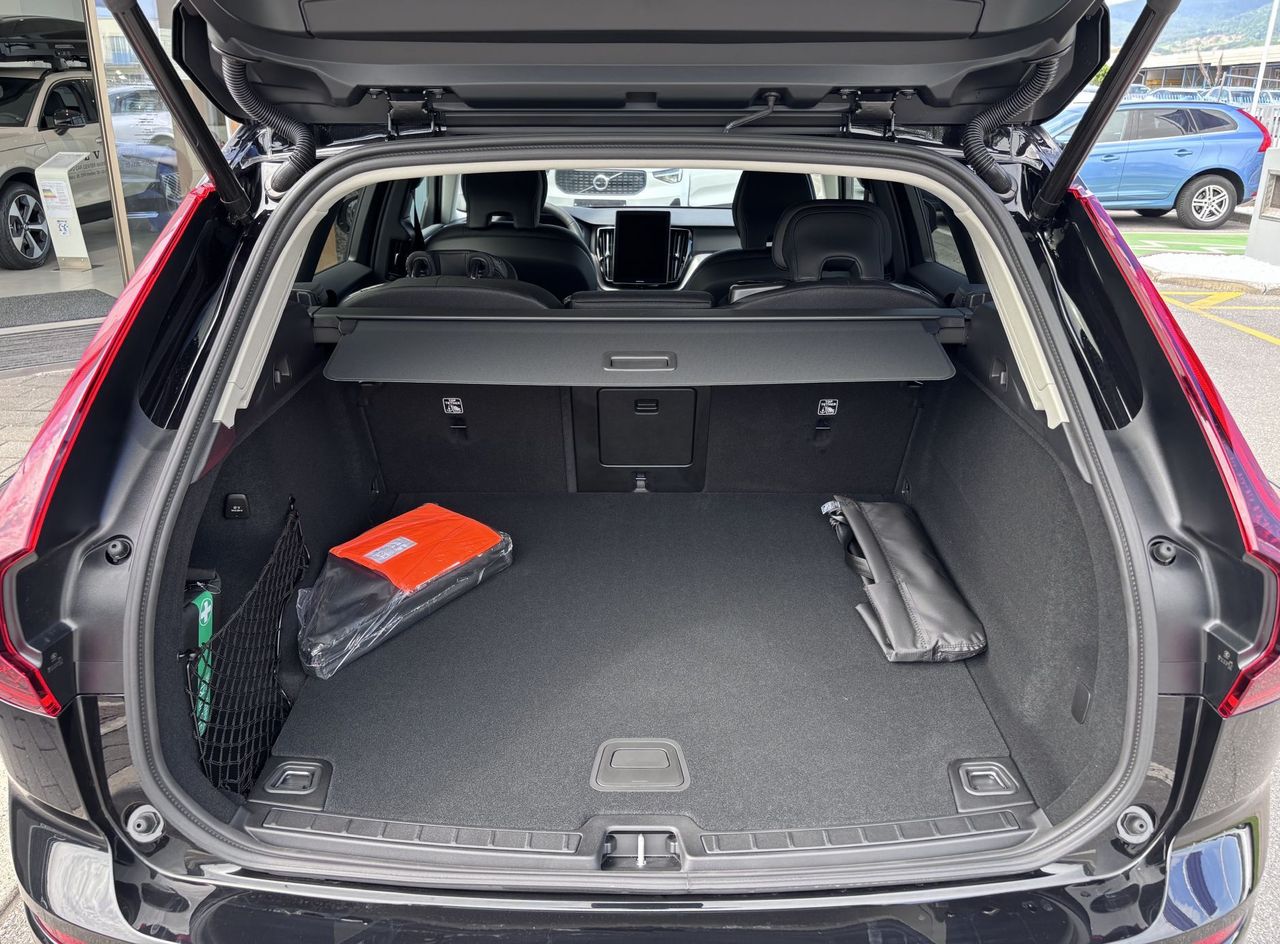 Zunanja slika - Volvo XC60 - B5P  Core AT AWD 3 leta garancije + 3 servisi - 6