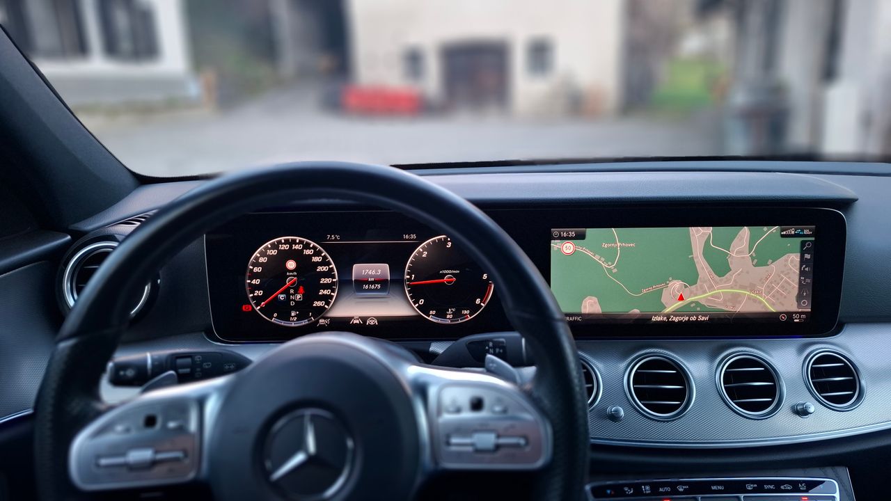 Notranja slika - Mercedes-Benz E-Razred - E 220 d T AMG Line Avt. - 5