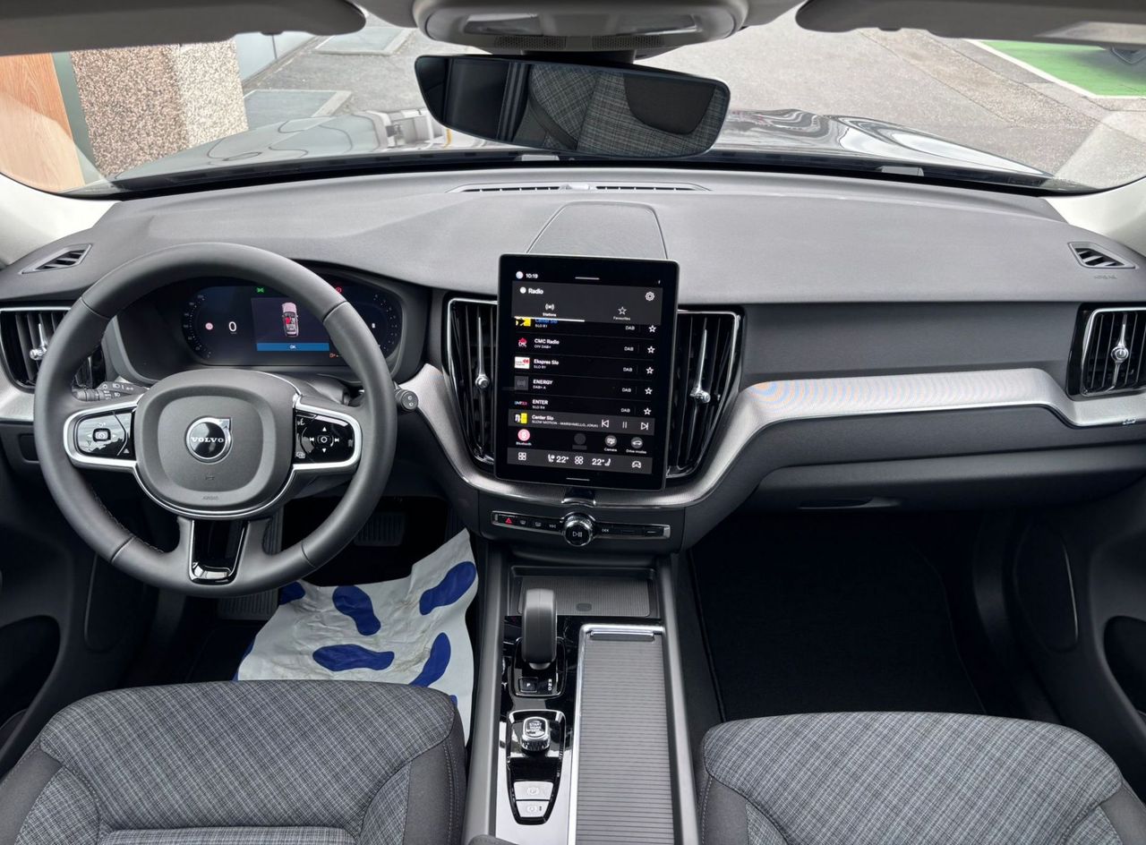 Zunanja slika - Volvo XC60 - B5P  Core AT AWD 3 leta garancije + 3 servisi - 9