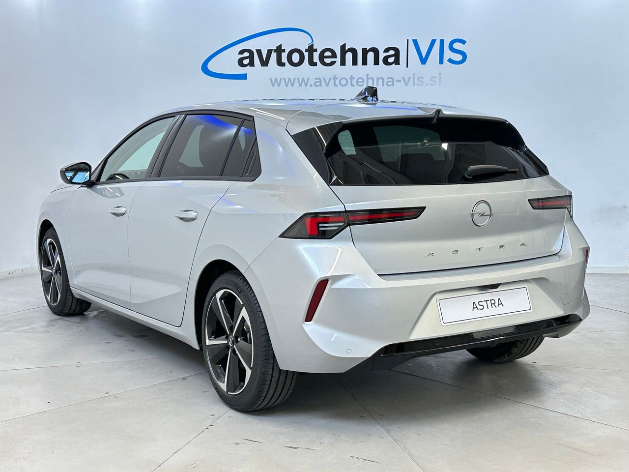 Zunanja slika - Opel Astra - 1.2T Elegance | BOGATO OPREMLJENA | UGODNO - 4