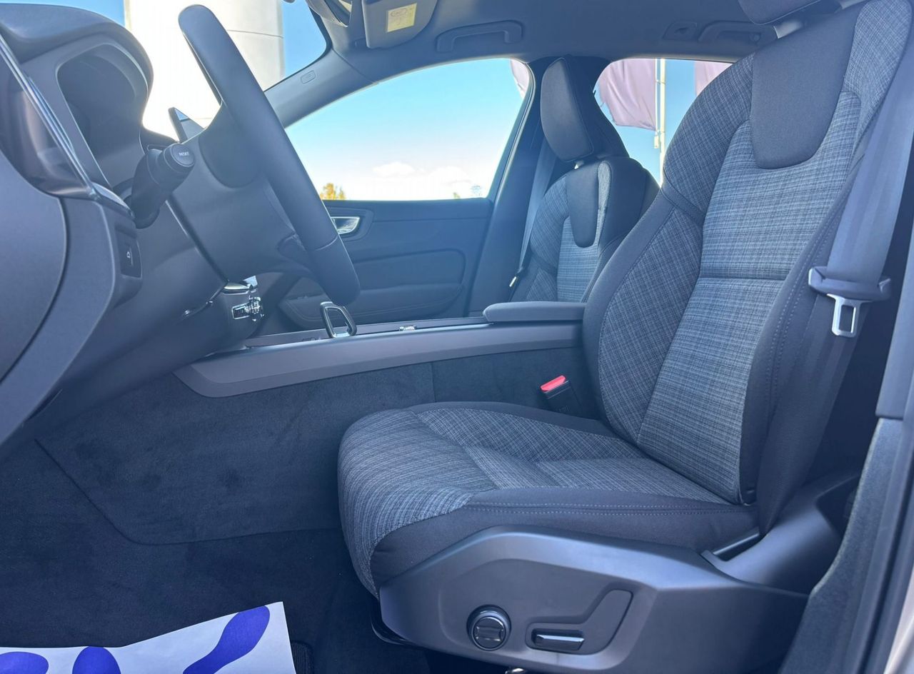 Zunanja slika - Volvo XC60 - B5P Core AT AWD 3 leta garancije + 3 servisi - 7