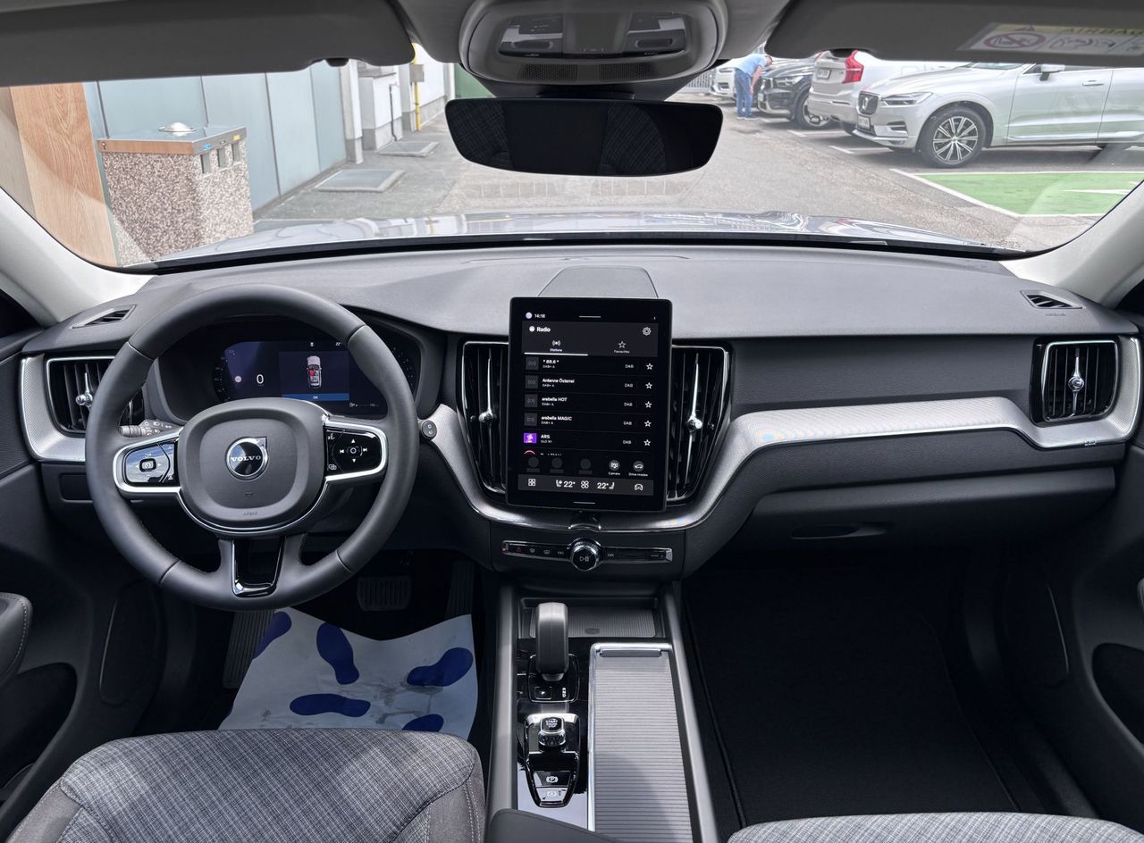 Zunanja slika - Volvo XC60 - B5P  Core AT AWD 3 leta garancije + 3 servisi - 8