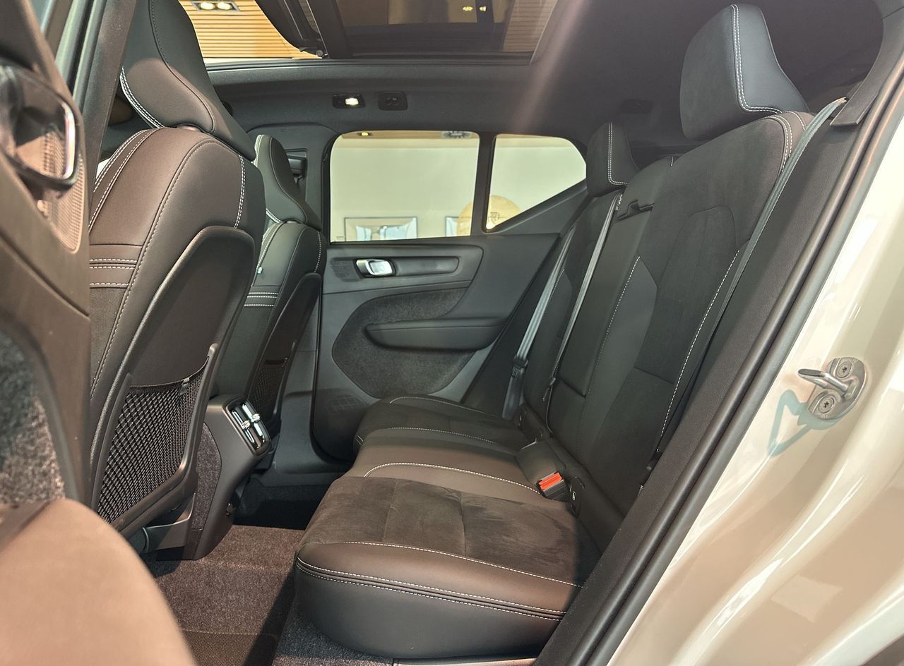 Zunanja slika - Volvo XC40 - B4 P Ultra Black Edition 3 leta garancije + 3 serv - 11