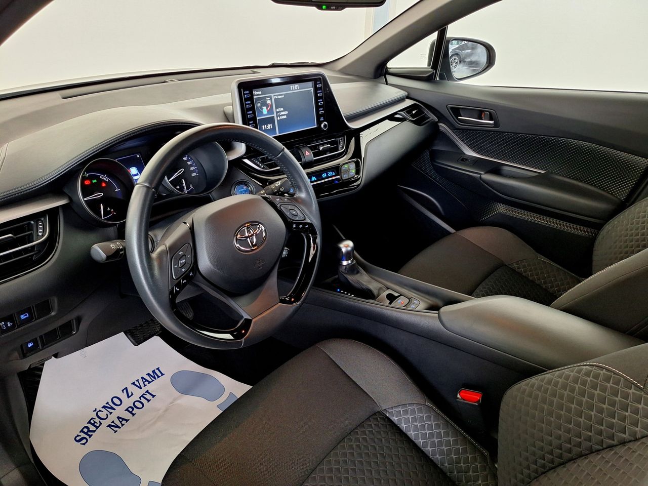 Zunanja slika - Toyota C-HR - 1.8 hibrid  HEV  C-ENTER Smart CVT - 4