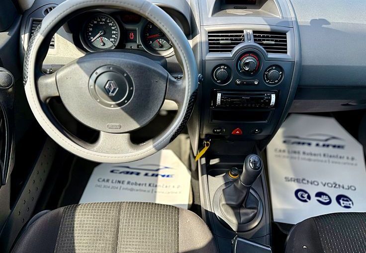 Zunanja slika - Renault Mégane - Megane  Berline 1.6 16V Dynamique Confort - 10