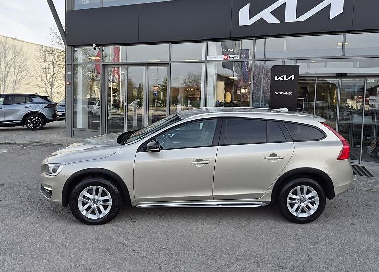 Zunanja slika - Volvo V60 Cross Country - D3 odličen avto po AKCIJSKI CENI   LEANPAY - 4