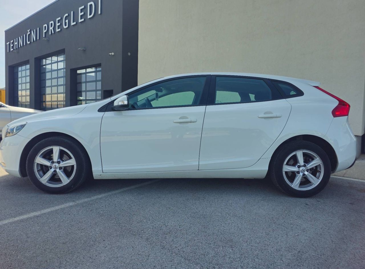 Zunanja slika - Volvo V40 - D2 Kinetic - 3