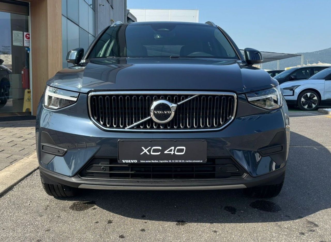Zunanja slika - Volvo XC40 - B3  P  163hp Core 3 leta garancije + 3 servisi - 2