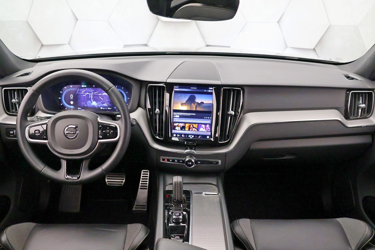 Zunanja slika - Volvo XC60 - B4D AWD Geartronic R-Design DARK Plus 197KM - 7