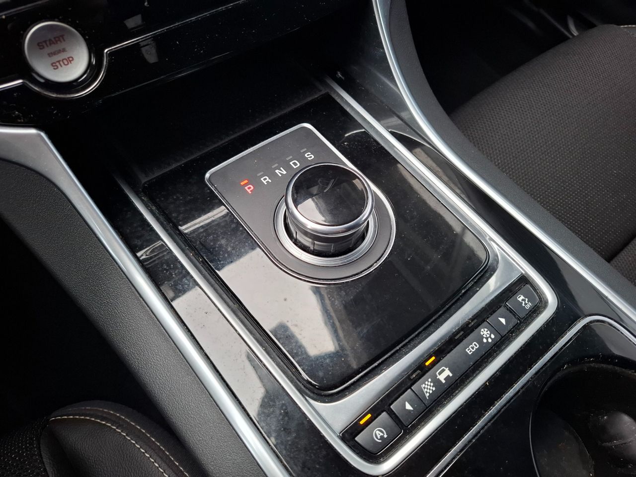 Zunanja slika - Jaguar XE - R-Sport 2.0 180 AVTOMATIK + SERVISNA ZGODOVINA - 13