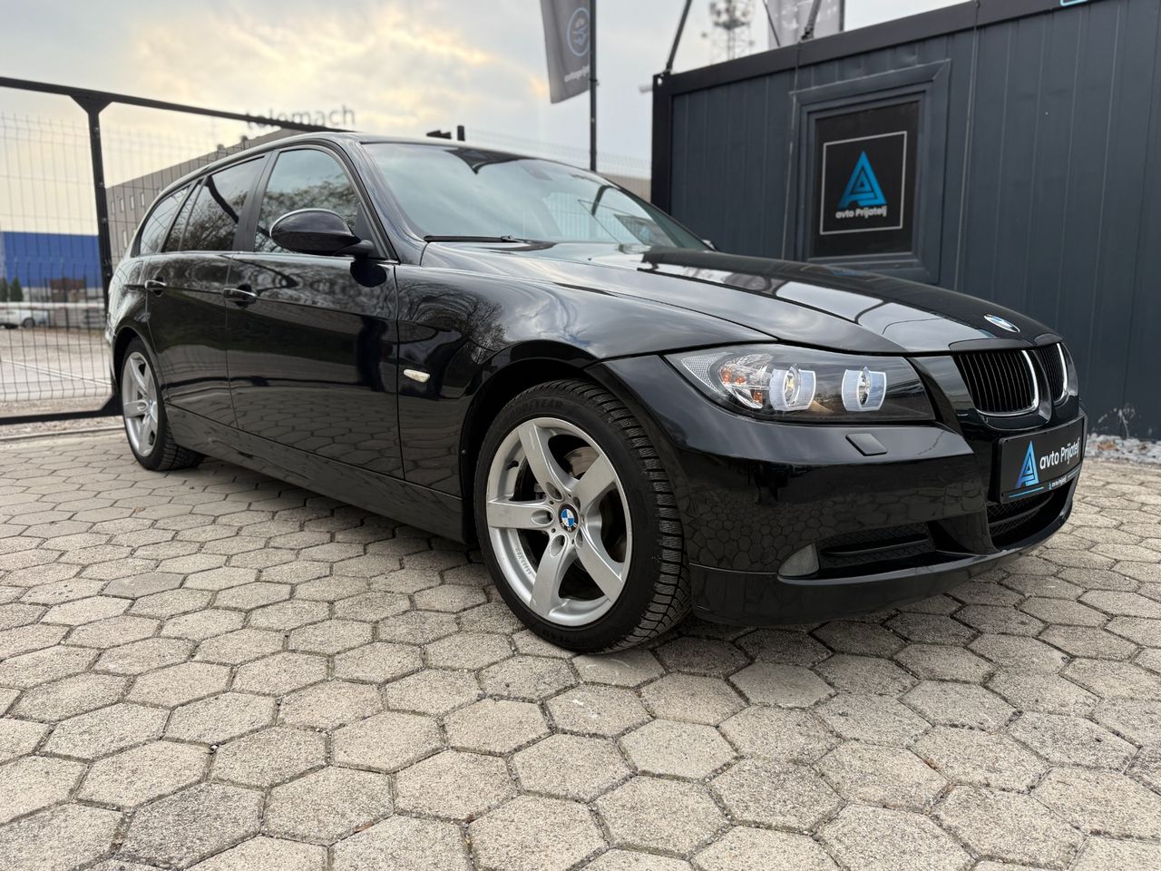 Zunanja slika - BMW Serija 1 - 320d | Usnje | Navi | TOP OHRANJEN - 4