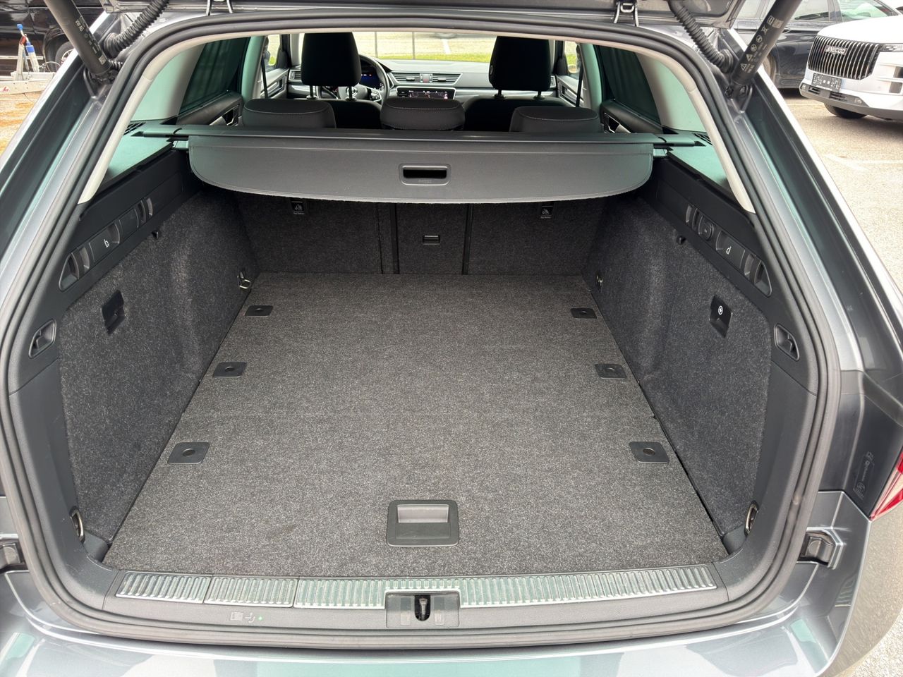 Zunanja slika - Škoda Superb - Combi 4x4 2,0 TDI DSG - 15