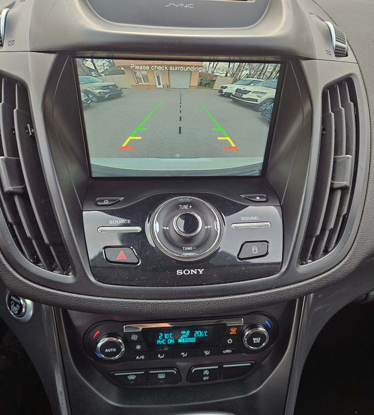 Notranja slika - Ford Kuga - 4x2 2,0 TDCi Titanium - 9