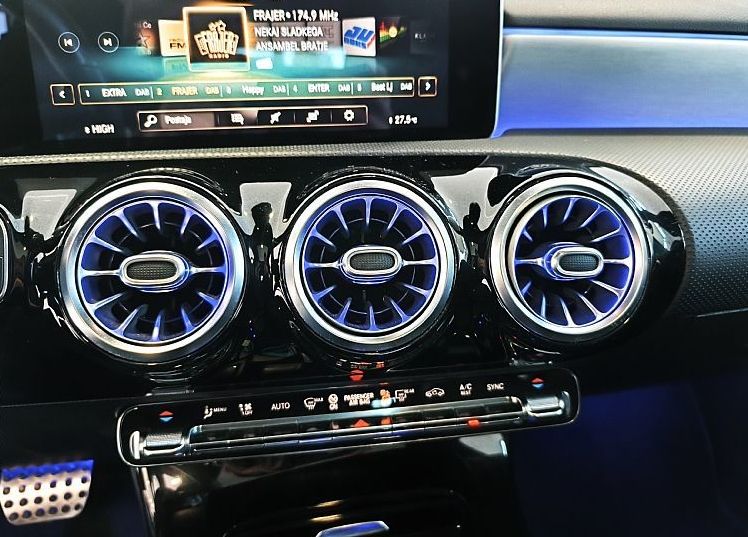 Zunanja slika - Mercedes-Benz A-Razred - 180 AMG LINE-PANORAMA-ALCANTARA-KEYLESS-AMBI-VIDEO - 12