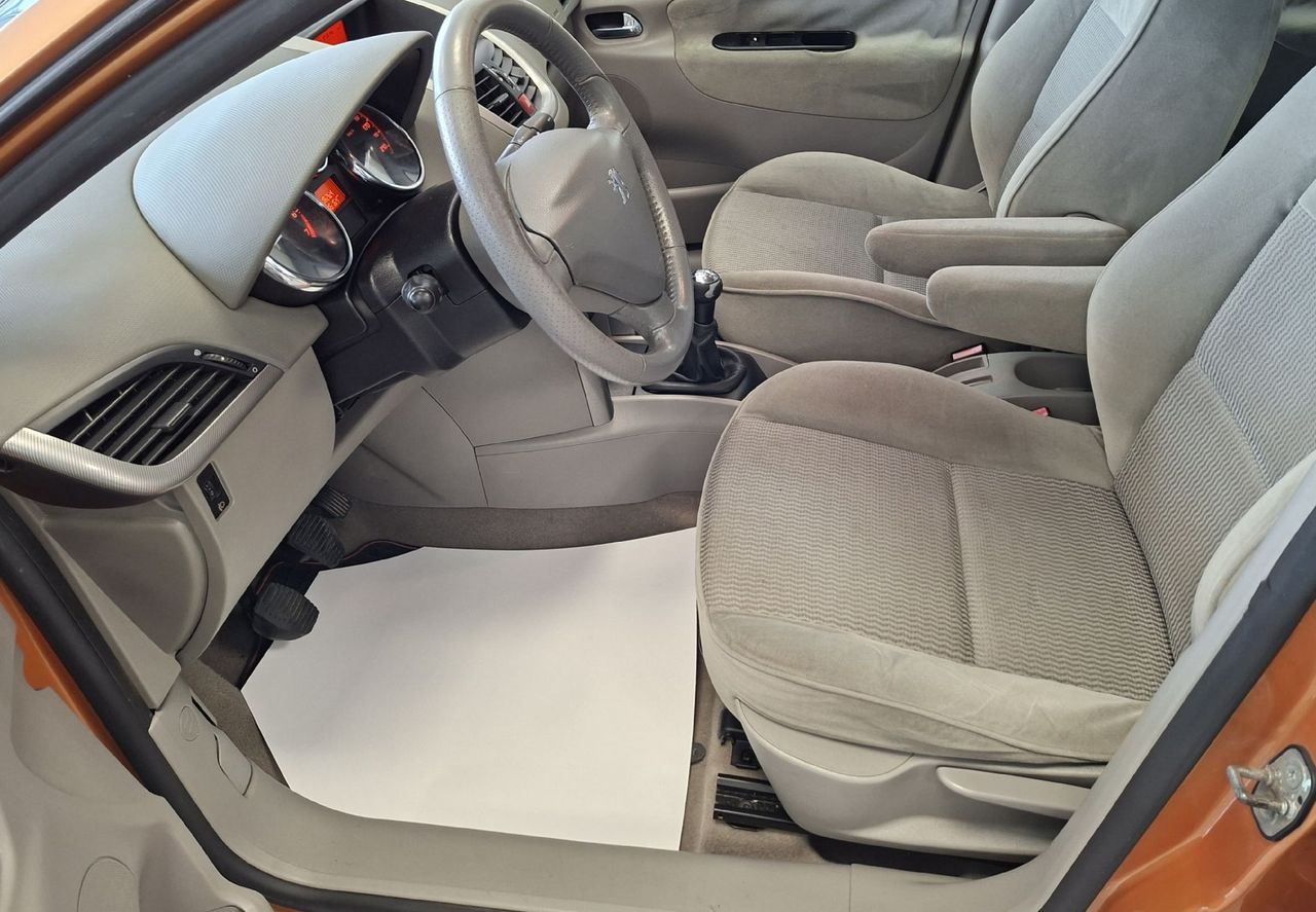 Zunanja slika - Peugeot 207 - PREMIUM 1.4 16V-HITRI KREDIT-ODLIČEN- - 13