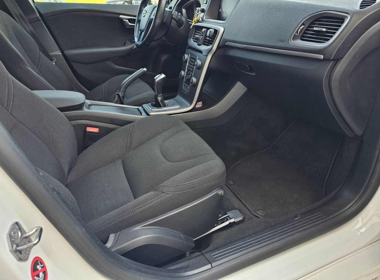 Zunanja slika - Volvo V40 - D2 Kinetic - 11