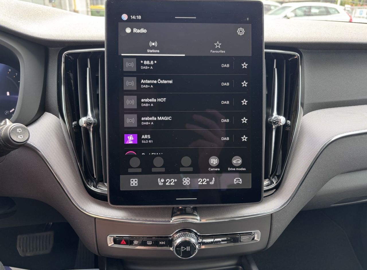 Zunanja slika - Volvo XC60 - B5P  Core AT AWD 3 leta garancije + 3 servisi - 16